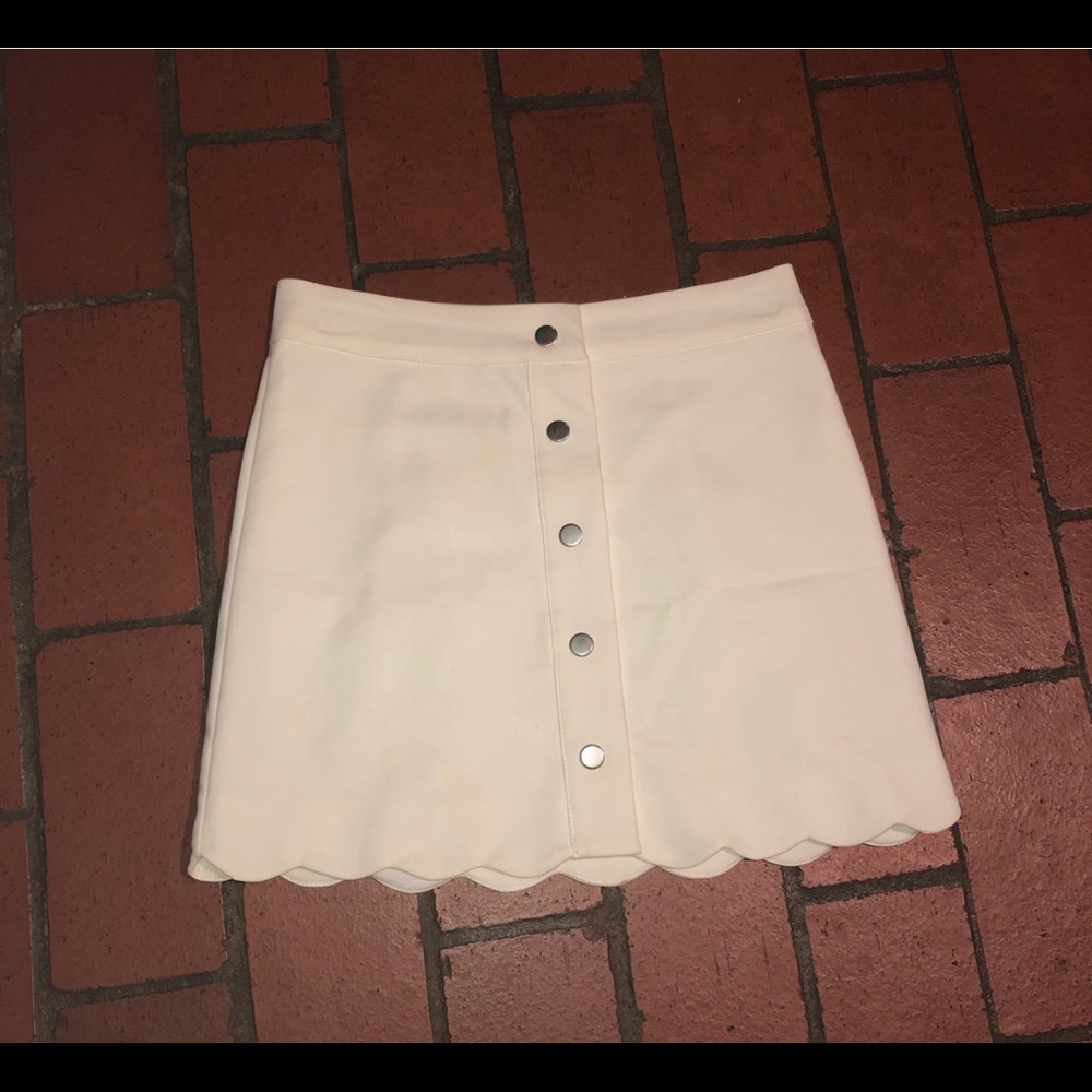 Super cute white scallop skirt